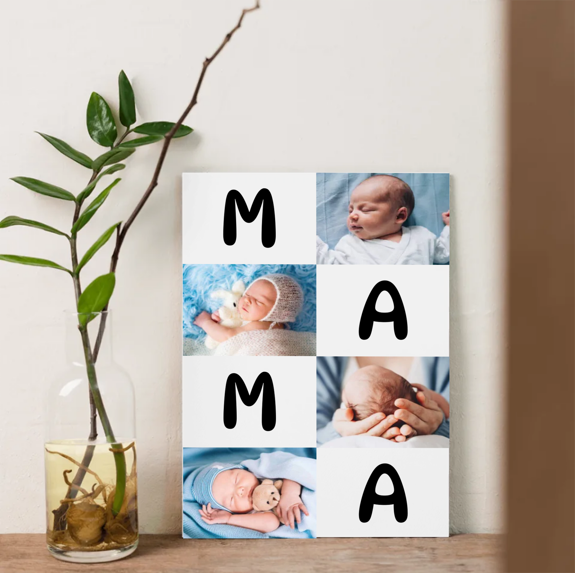 Personalizowany obraz na płótnie na Dzień Matki przedstawiający kolaż zdjęć niemowlęcia, ułożonych w układzie z literami tworzącymi słowo ‘MAMA’. Obok obrazu stoi szklany wazon z zieloną gałązką.