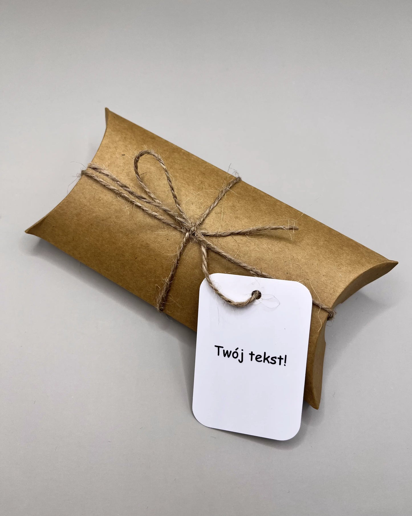 Z personalizowaną zawieszką do pudełka?