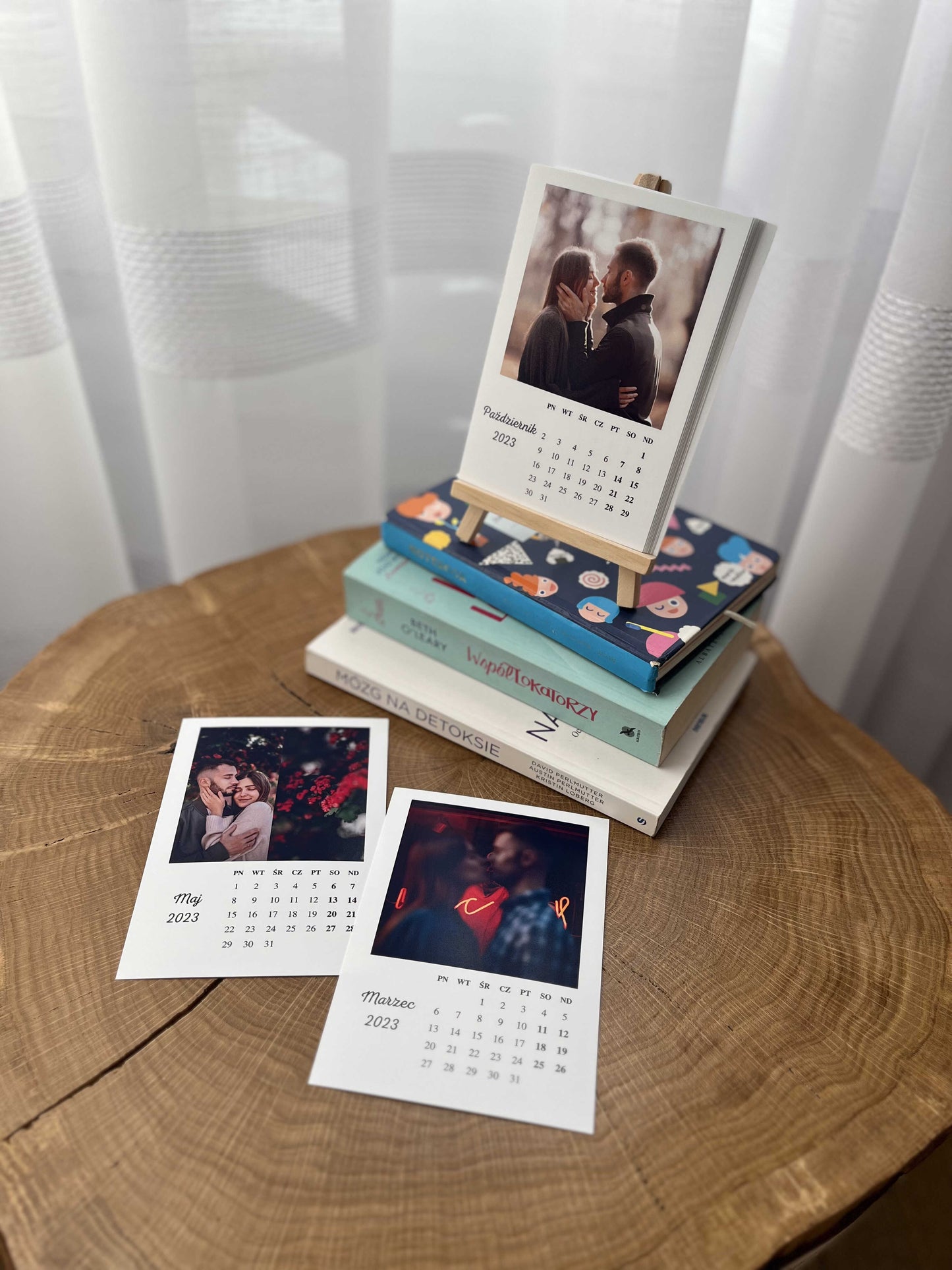 Calendrier 2025 sur chevalet avec des photos