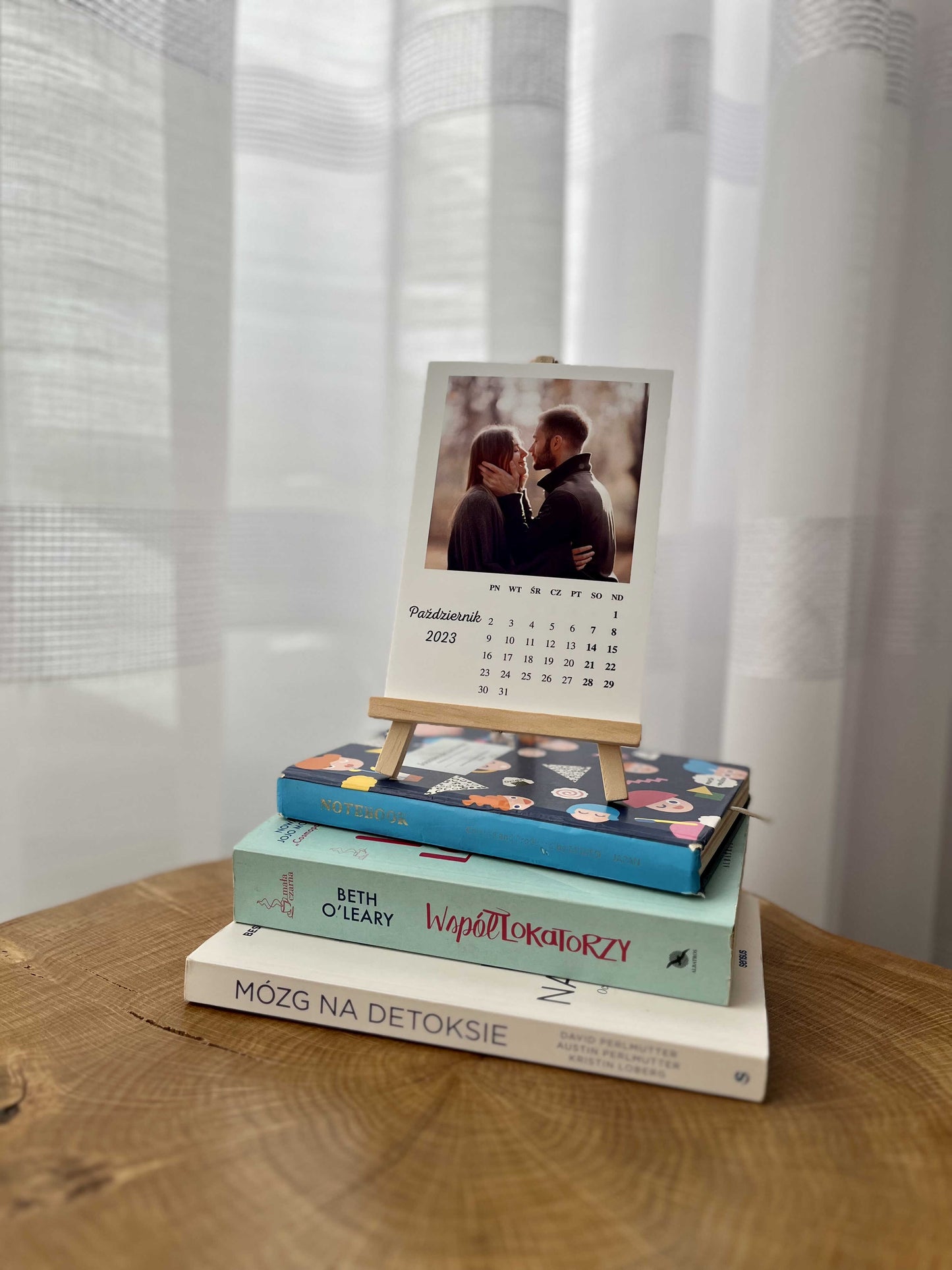 Calendrier 2025 sur chevalet avec des photos