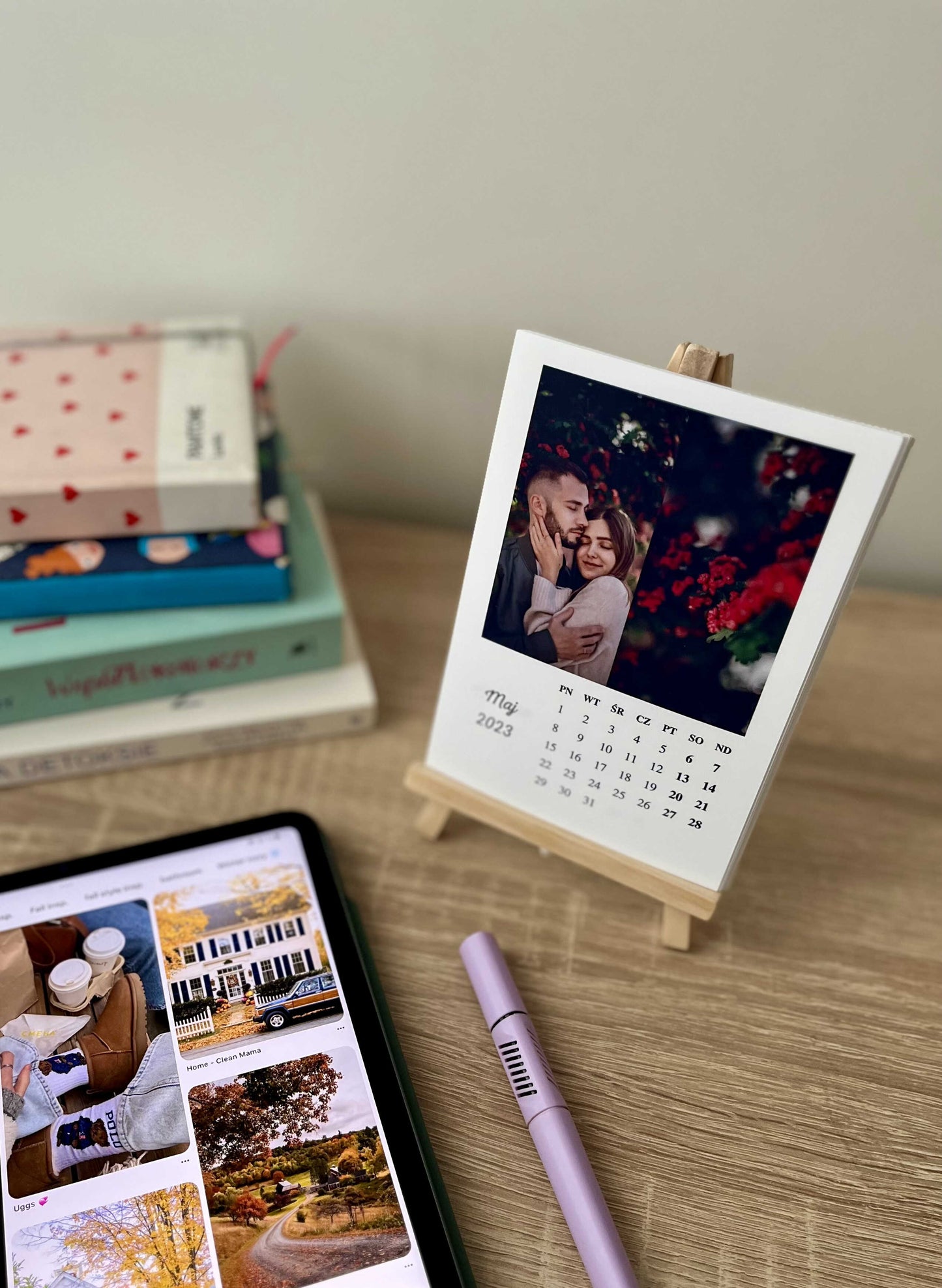 Calendrier 2025 sur chevalet avec des photos
