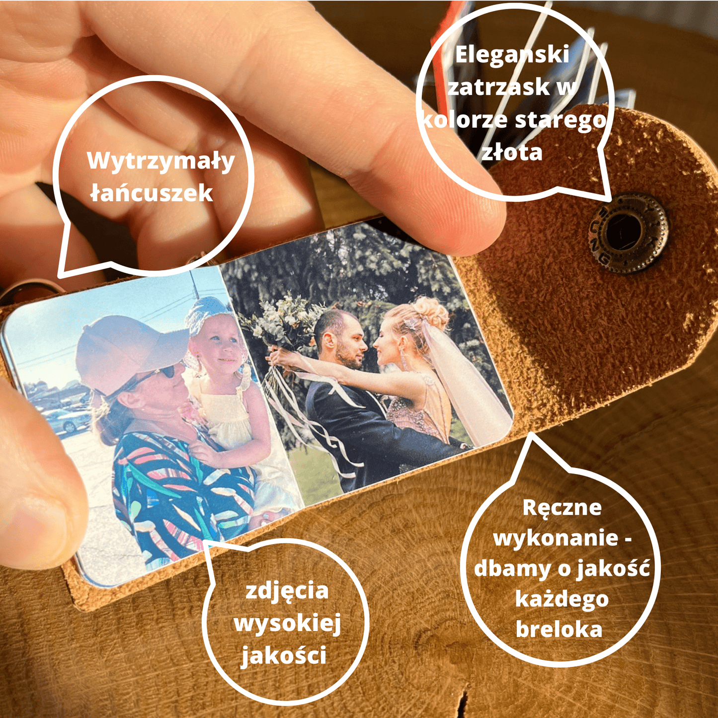 Zdjęcie przedstawia otwarty brelok wykonany ze skóry, ukazujący w środku dwa zdjęcia o wysokiej jakości. Obok zdjęć znajdują się opisy podkreślające cechy produktu: 'Wytrzymały łańcuszek', 'Elegancki zatrzask w kolorze starego złota', 'Zdjęcia wysokiej jakości' oraz 'Ręczne wykonanie – dbamy o jakość każdego breloka'. Całość leży na drewnianej powierzchni, co dodaje naturalnego i rękodzielniczego charakteru.